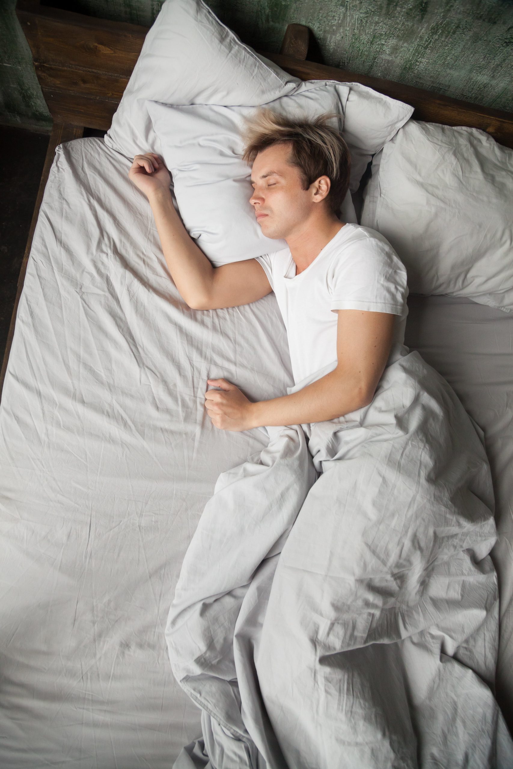Los especialistas recomiendan dormir de costado, del lado izquierdo