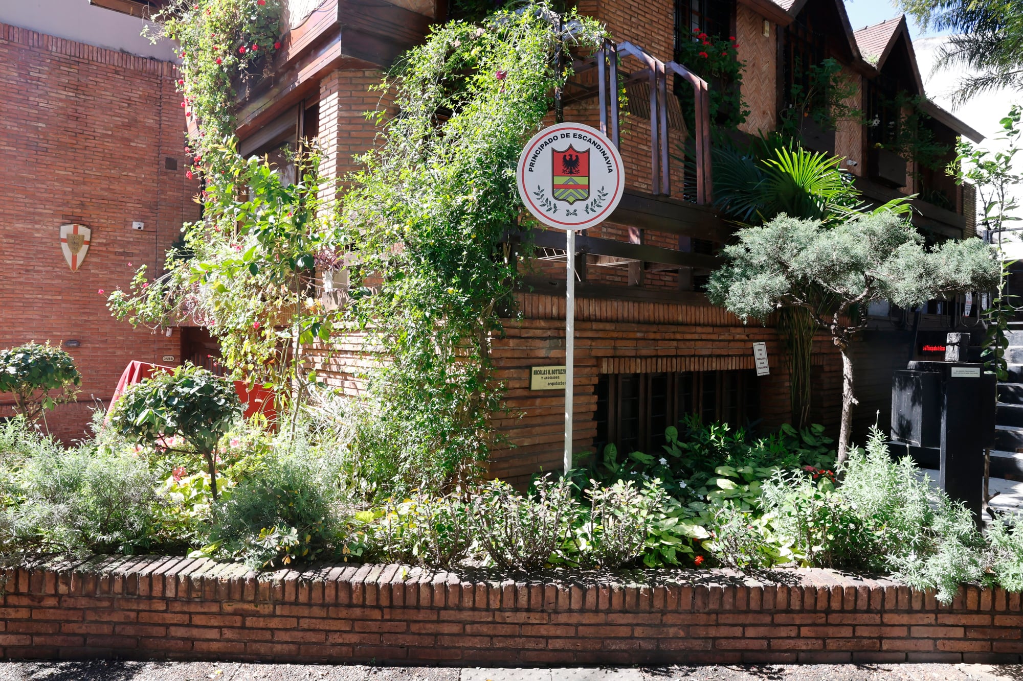 La fachada de la casa en la que vive Bañares junto a su pareja Josefina Sempé