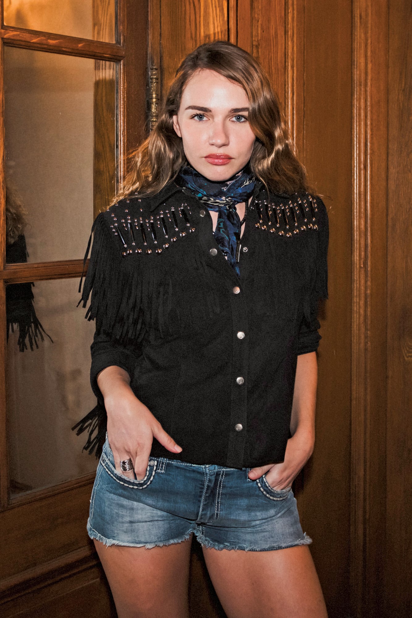 Fini Bocchino lució una camisa con detalles de tachas y flecos, pañuelo al cuello y shorts de denim