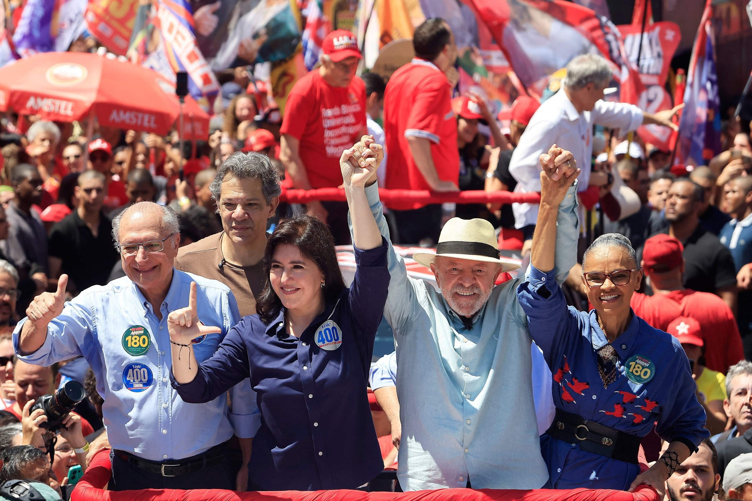Luiz Inácio Lula da Silva se toma de las manos con las candidatas al Senado Simone Tebet y Marina Silva (derecha), junto al candidato a gobernador Fernando Haddad y el vicepresidente Geraldo Alckmin (izquierda), durante un acto de campaña en San Pablo este sábado