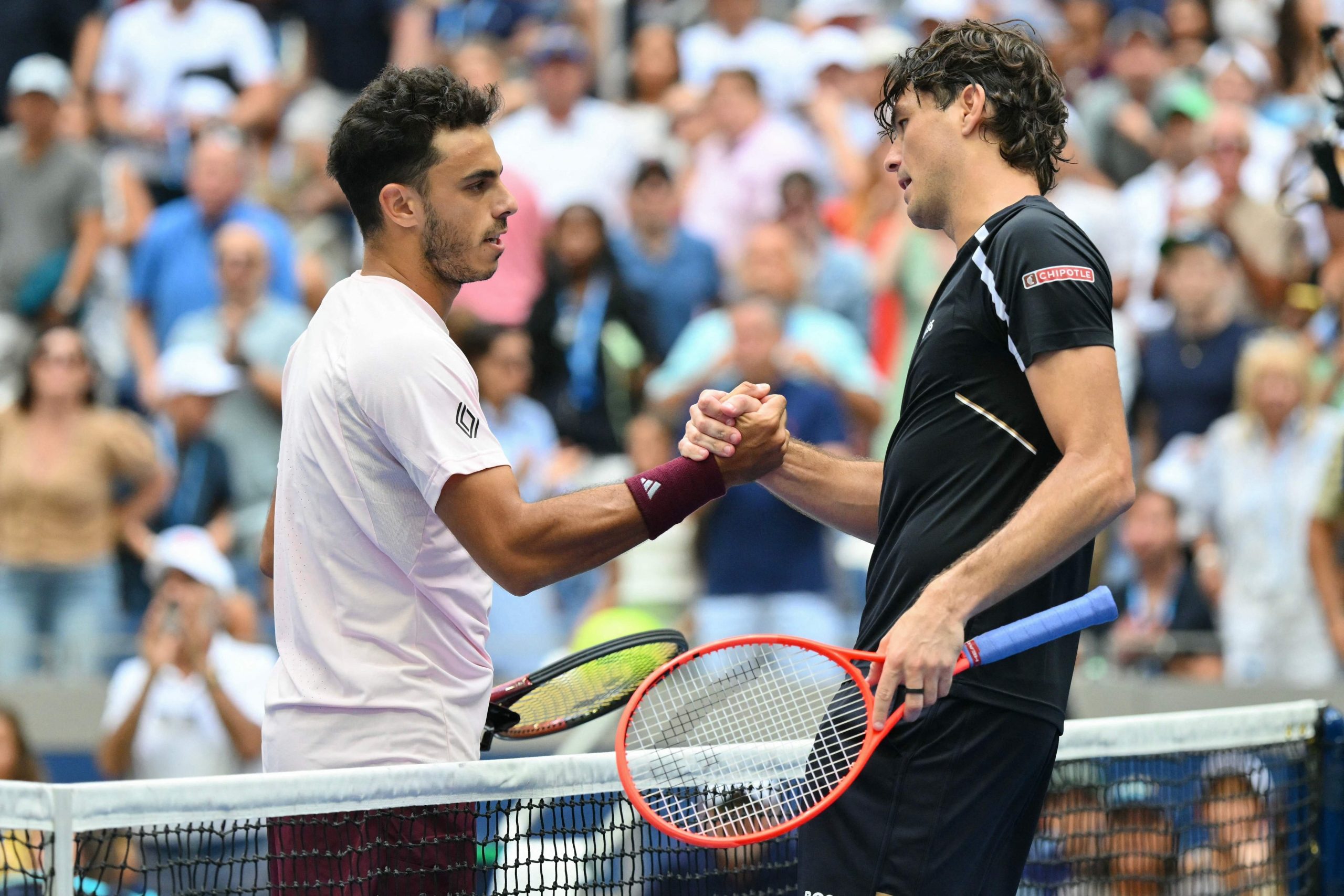 El argentino se saludó afectuosamente con Taylor Fritz luego de eliminarlo del máximo torneo de su país; el próximo oponente será el belga Alexander Blockx (34º)
