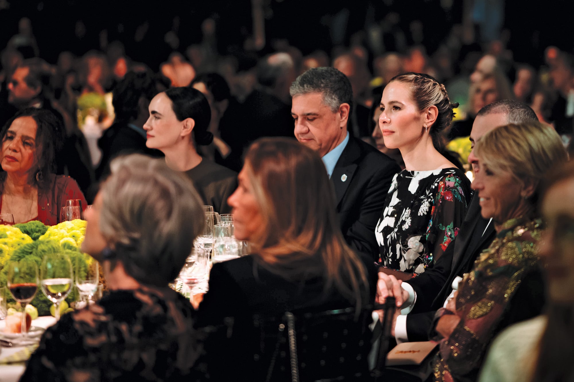 Desde la mesa principal,Elina Costantini escucha atentamente las palabras de su marido. A su lado, el Jefe de Gobierno porteño, Jorge Macri, que cedió al museo el terreno bajo la plaza Perú por treinta años