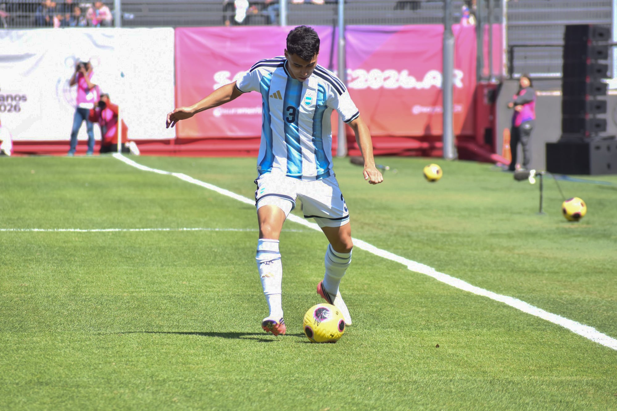 El lateral izquierdo Joaquín Salas conduce y se prepara para tirar un centro en Rosario