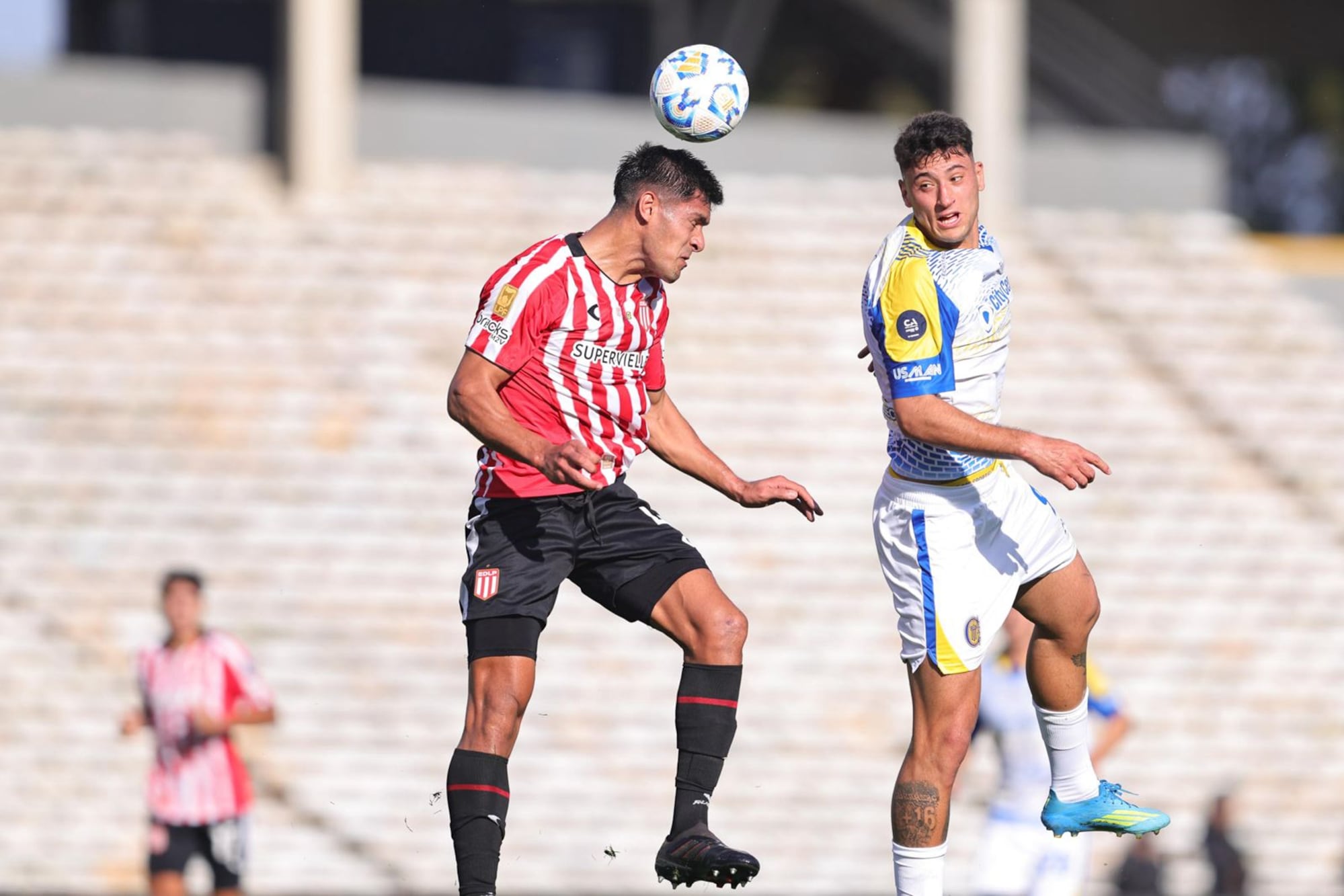 Estudiantes de La Plata y Rosario Central se enfrentarán en un cruce tenso.