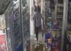 Video: un hombre robó golosinas de una fiambrería de Neuquén y la dueña lo enfrentó a golpes
