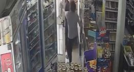 Video: un hombre robó golosinas de una fiambrería de Neuquén y la dueña lo enfrentó a golpes
