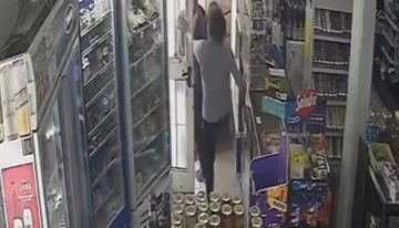 Video: un hombre robó golosinas de una fiambrería de Neuquén y la dueña lo enfrentó a golpes