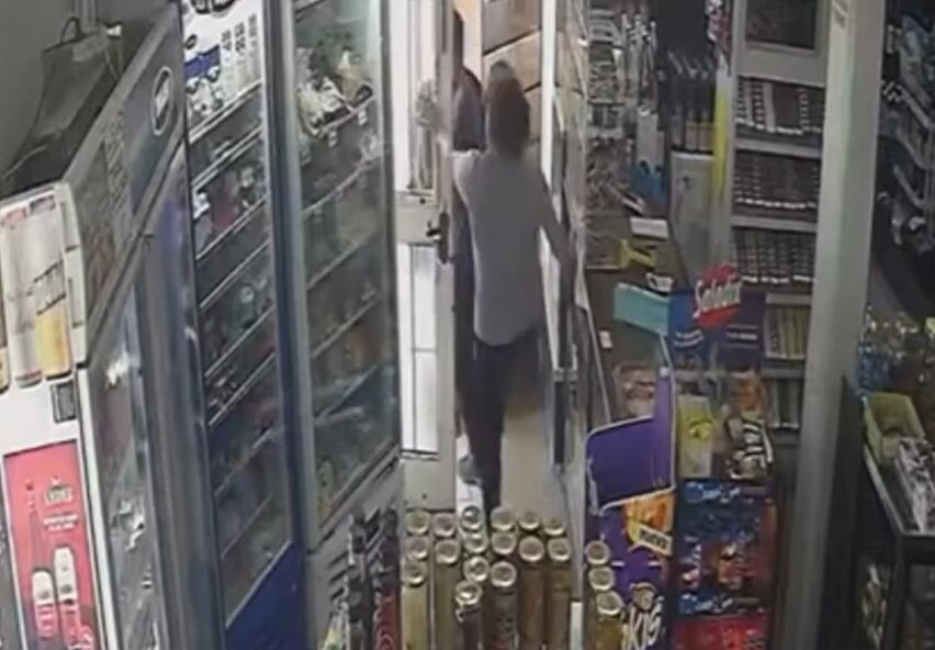 La dueña echó al delincuente del local a golpes. (Foto: captura Centenariodigital)