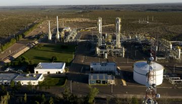 Milei y Santilli visitaron el polo industrial de Bahía Blanca y pondrán en marcha la campaña en PBA con un acto