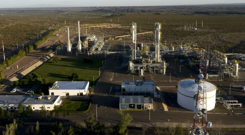 Milei y Santilli visitaron el polo industrial de Bahía Blanca y pondrán en marcha la campaña en PBA con un acto