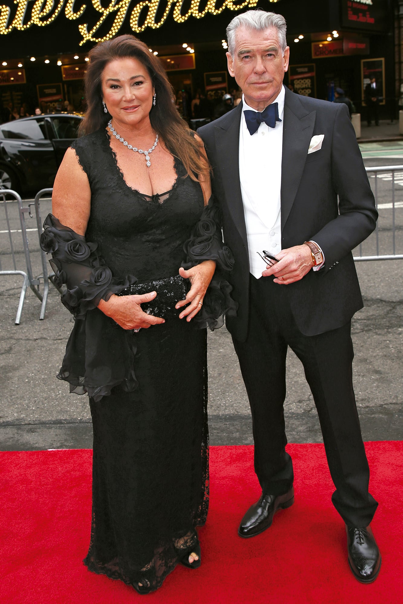 Keely Shaye Smith y Pierce Brosnan se conocieron en 1994 en una fiesta en México. Ella había ido como periodista a entrevistar a Ted Danson y en aquel evento, Brosnan la invitó a salir