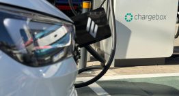 Qué pasa si se traba el cargador de un auto eléctrico o híbrido y cómo sacarlo sin romperlo