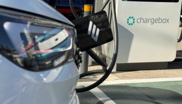 Qué pasa si se traba el cargador de un auto eléctrico o híbrido y cómo sacarlo sin romperlo