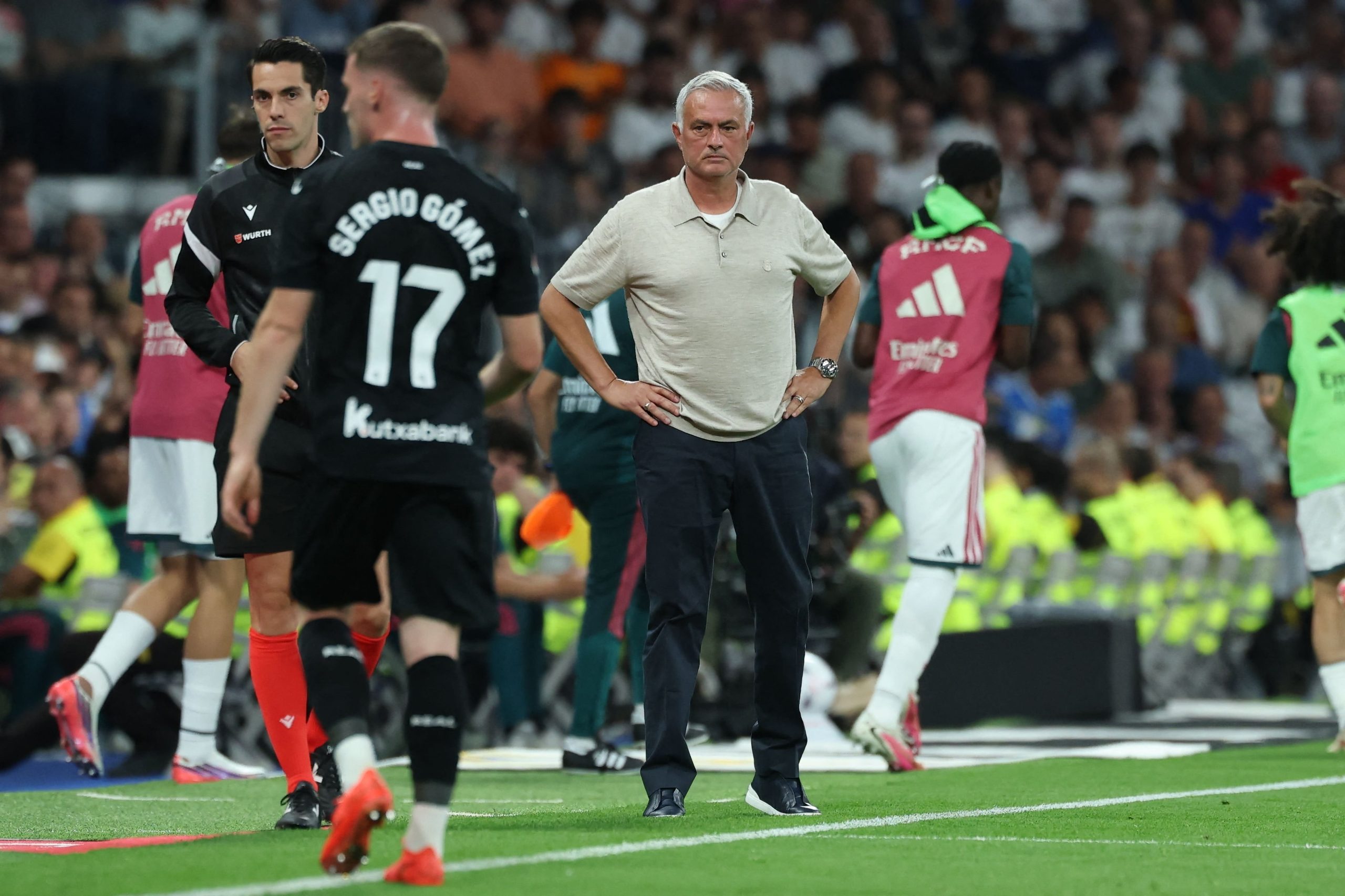 Jose Mourinho dirigiendo a Real Madrid ante la Real Sociedad en el Santiago Bernabeu, por la Liga 2026