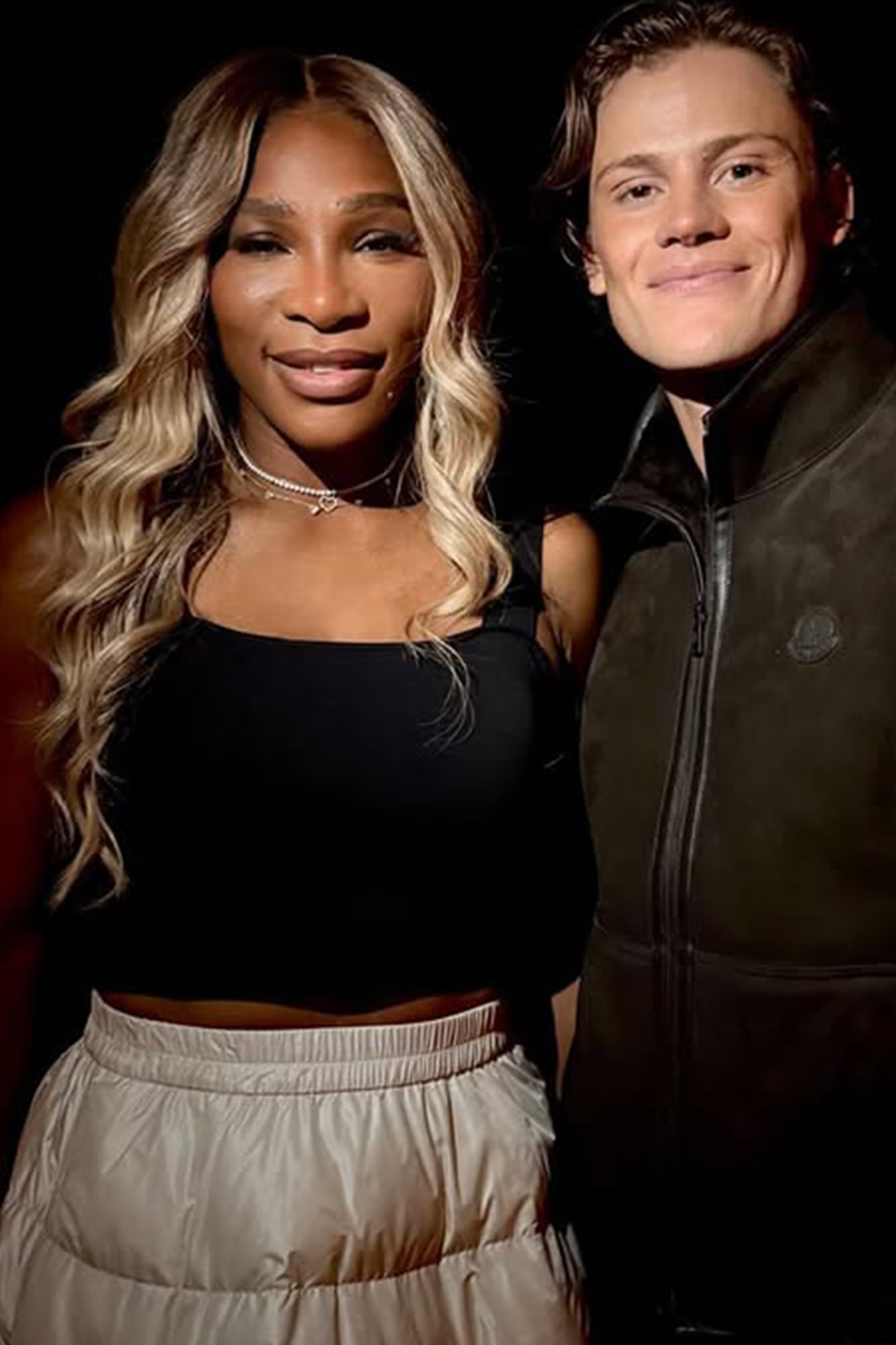 Lookeada con una falda de Moncler, Serena Williams posó con el campeón olímpico de esquí, el brasileño Lucas Pinheiro Braathen