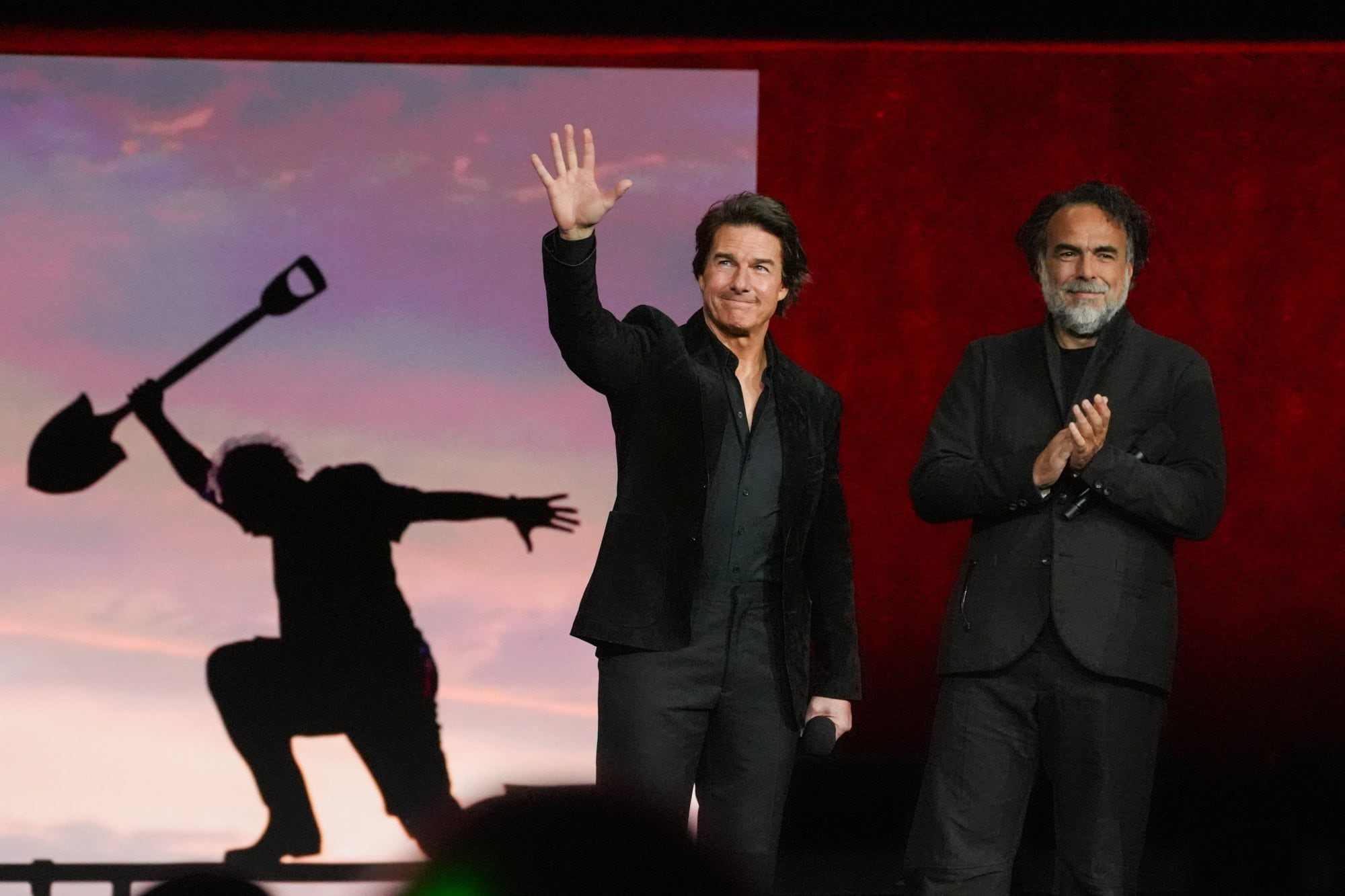Tom Cruise junto al director Alejandro González Iñárritu