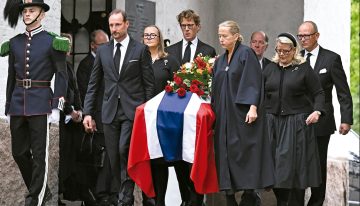 Otro último adiós. La familia real de Noruega despidió a la princesa Astrid, quien murió 14 días después del rey Harald