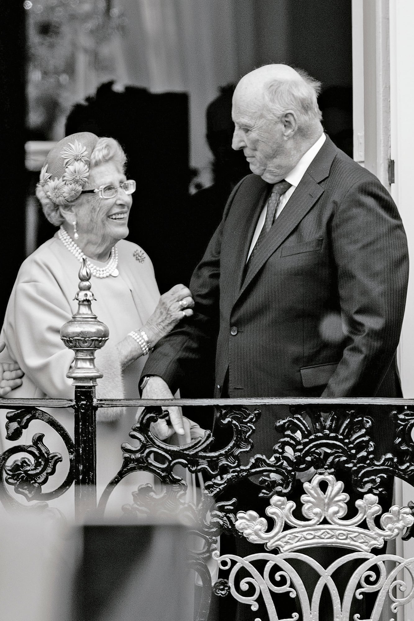 Con su hermano, el rey Harald V. En 2002, cuando la princesa Astrid cumplió 70 años,  el gobierno la homenajeó por sus grandes esfuerzos y su lealtad a la Casa Real