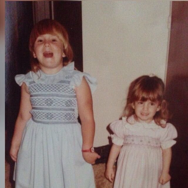 Sigrid Dziwak con su hermana en la infancia, momentos en los que notaba que no encajaba de todo