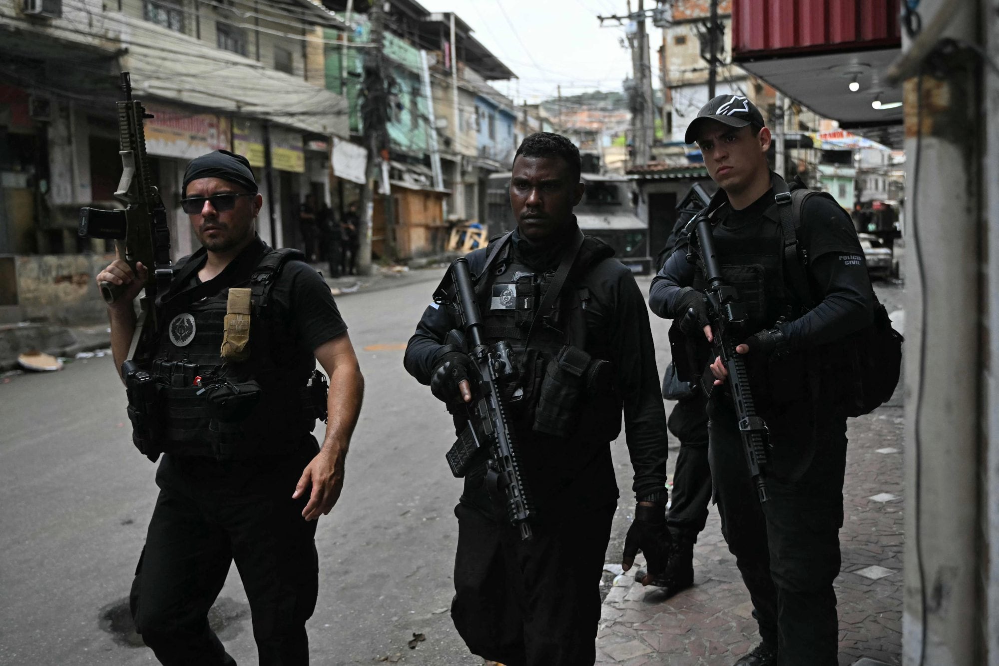 Policías que participan en la Operación Contención salen de la favela Vila Cruzeiro, en el complejo Penha, Río de Janeiro, Brasil, el 28 de octubre de 2025