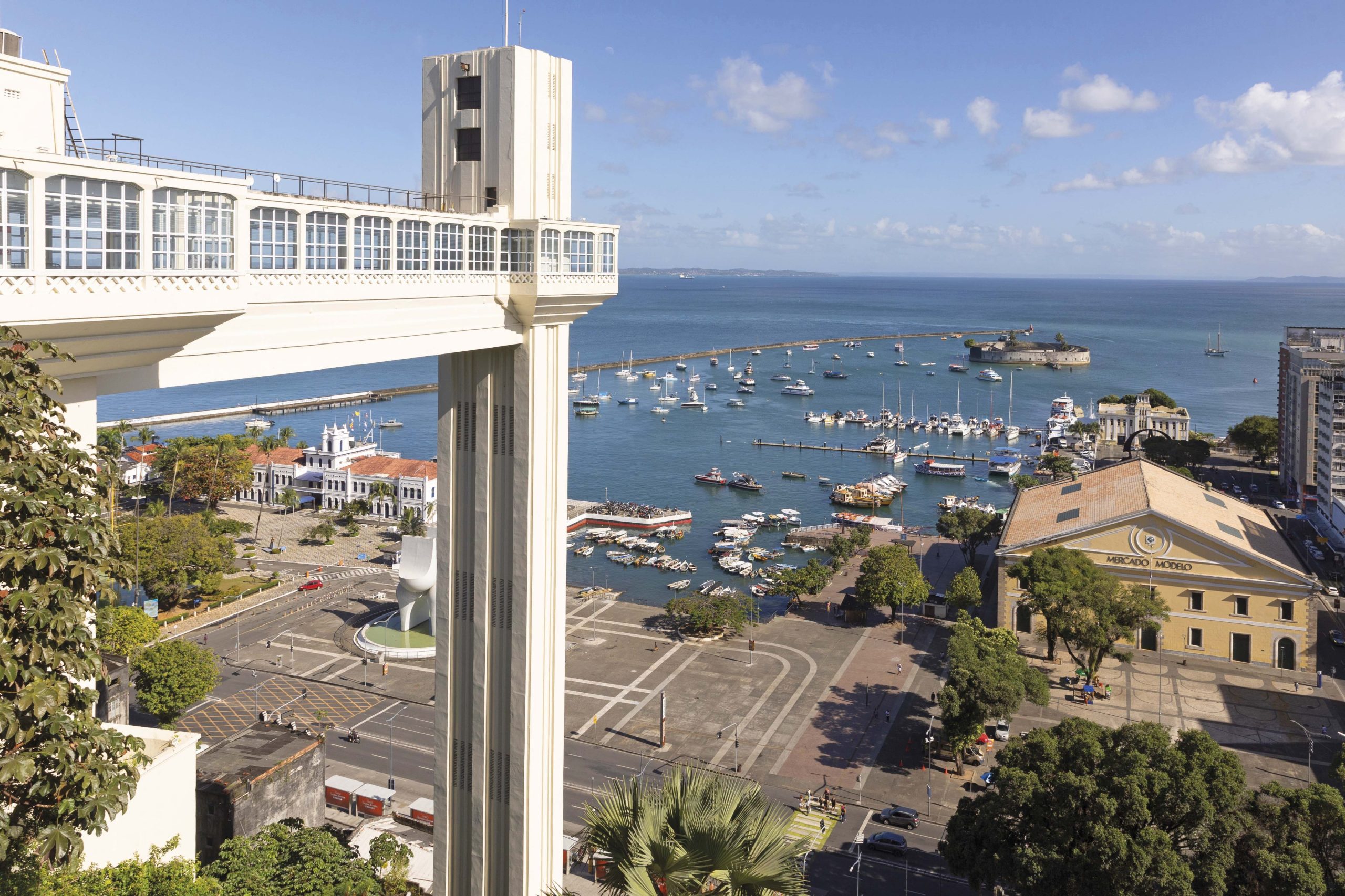 Perfil del Elevador Lacerda (que une la Ciudad Alta con la Ciudad Baja) y vista de la Bahía y la plaza Maria Felipa.