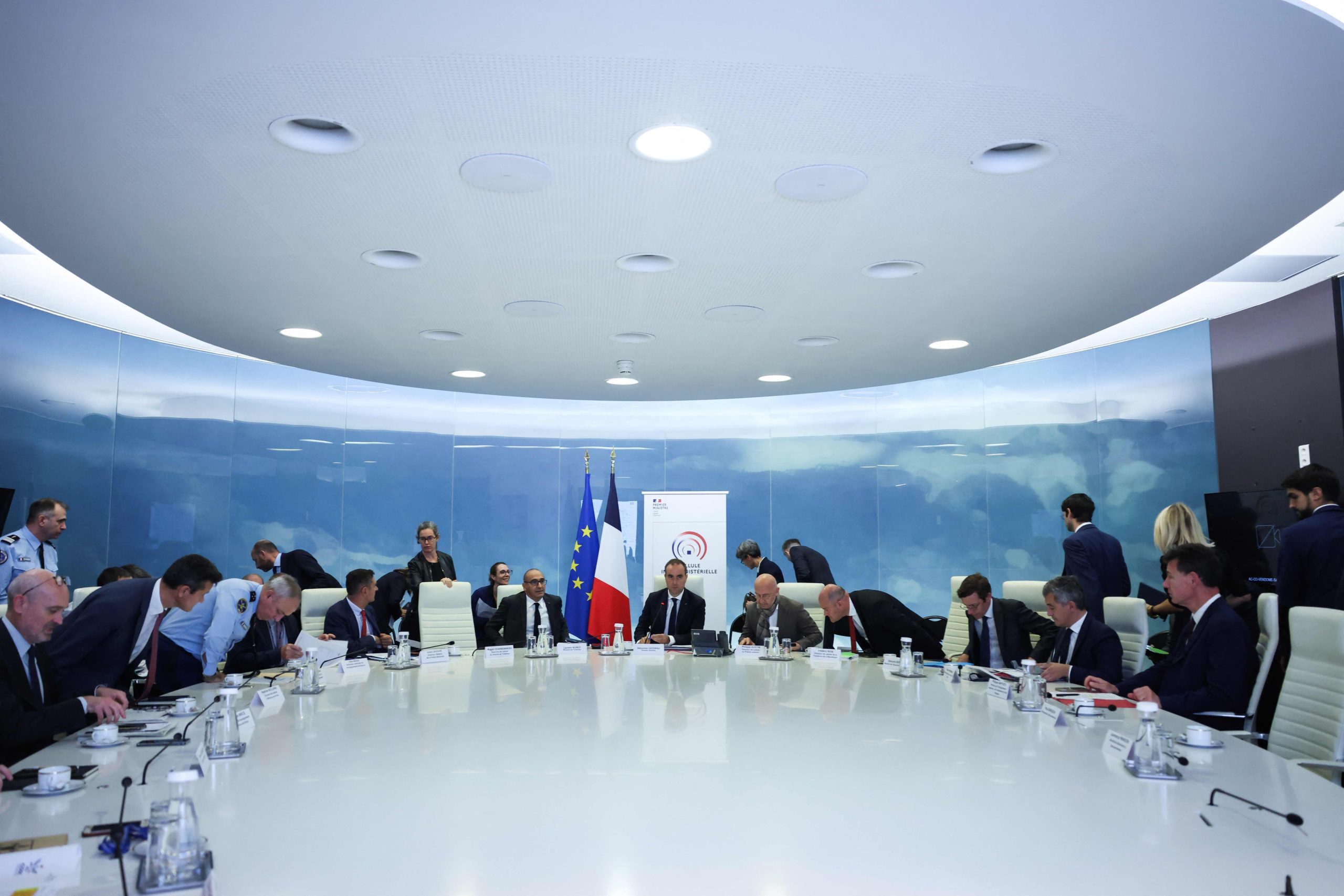 El primer ministro de Francia, Sébastien Lecornu, participa de una reunión interministerial de crisis por los bloqueos en escuelas secundarias, en la Place Beauvau, en París