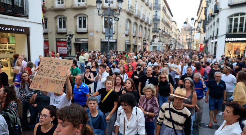 Reacciones a los decretos de vivienda y las acampadas en directo | Miles de manifestantes recorren Málaga y Zaragoza, mientras en Valencia comienza una acampada