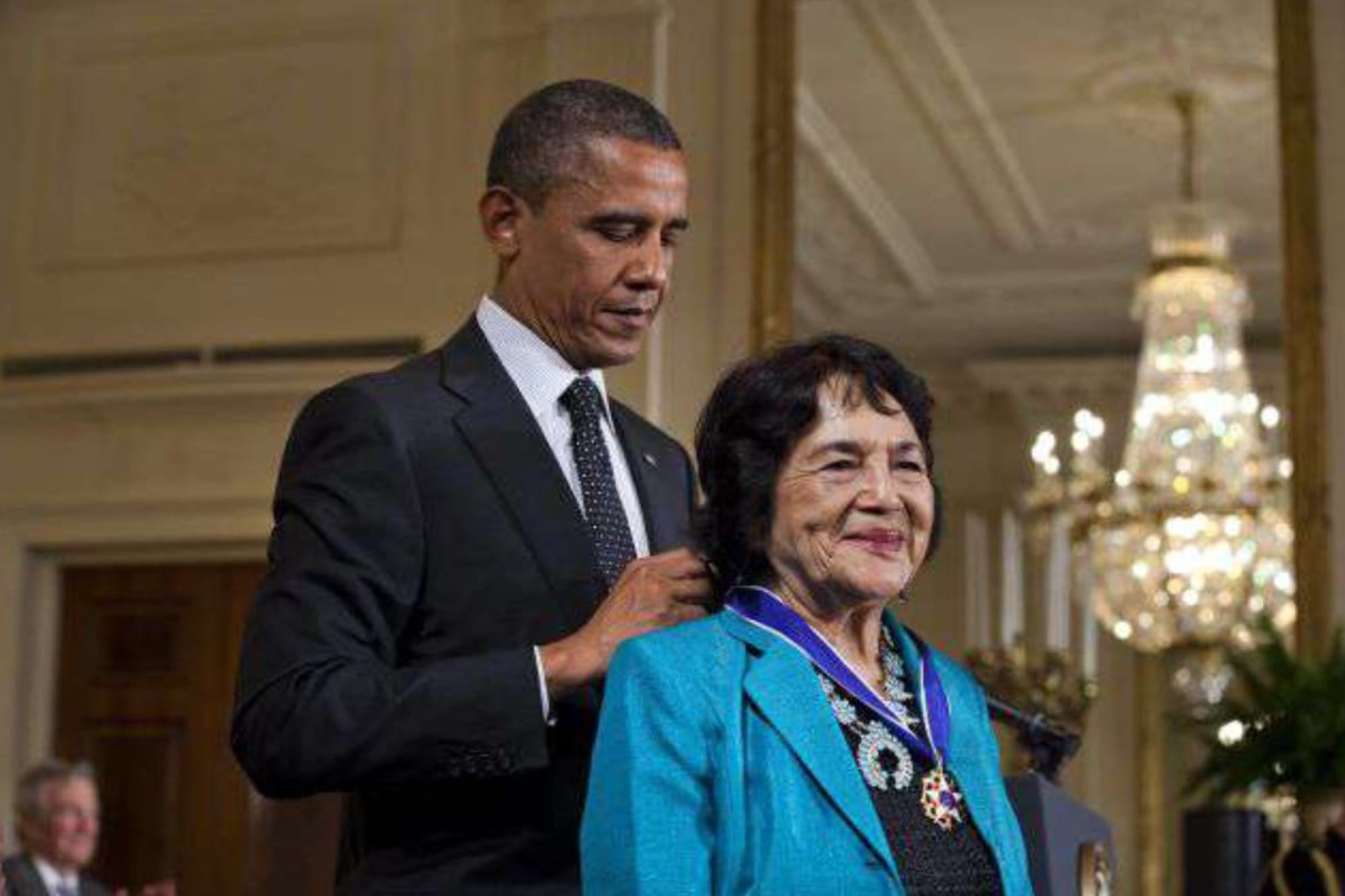 La activista mantuvo vínculos políticos clave a lo largo de su carrera con figuras de la talla del senador Robert F. Kennedy, el expresidente Barack Obama y el exgobernador Jerry Brown