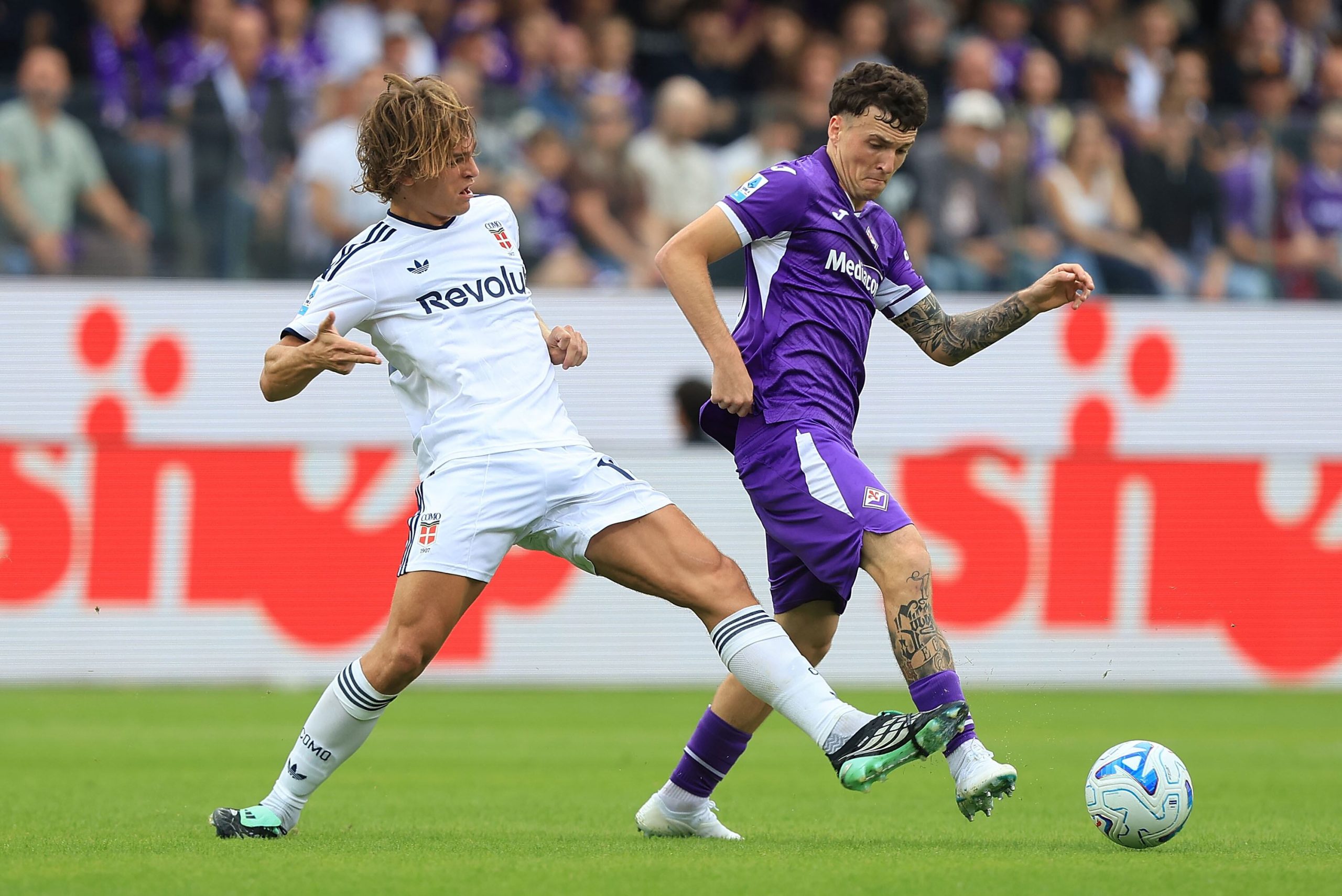 Nico Paz, en la lucha por la pelota de Alejandro Jiménez Sánchez, en el duelo de Como ante Fiorentina
