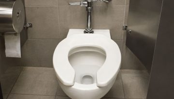 La curiosa razón de por qué algunos inodoros tienen el asiento abierto en forma de U