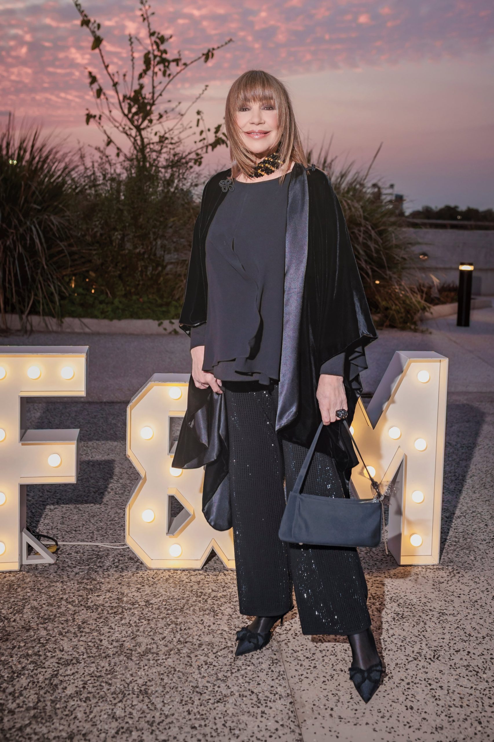 Mora Furtado apostó por un look total black de pantalón y capa