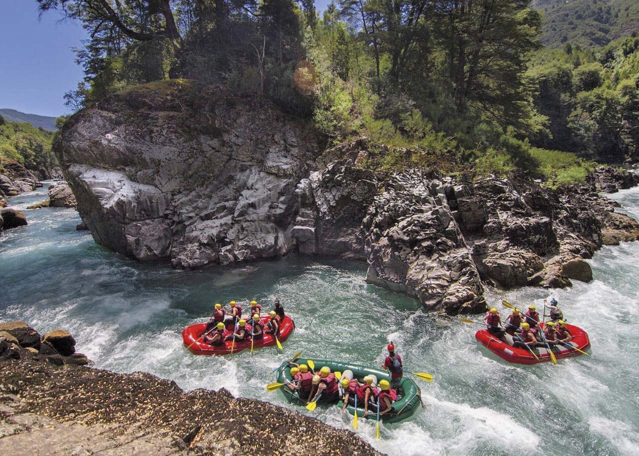 El rafting del Manso transcurre por cañadones de roca volcánica rodeados de selva valdiviana y bosques andino-patagónicos.