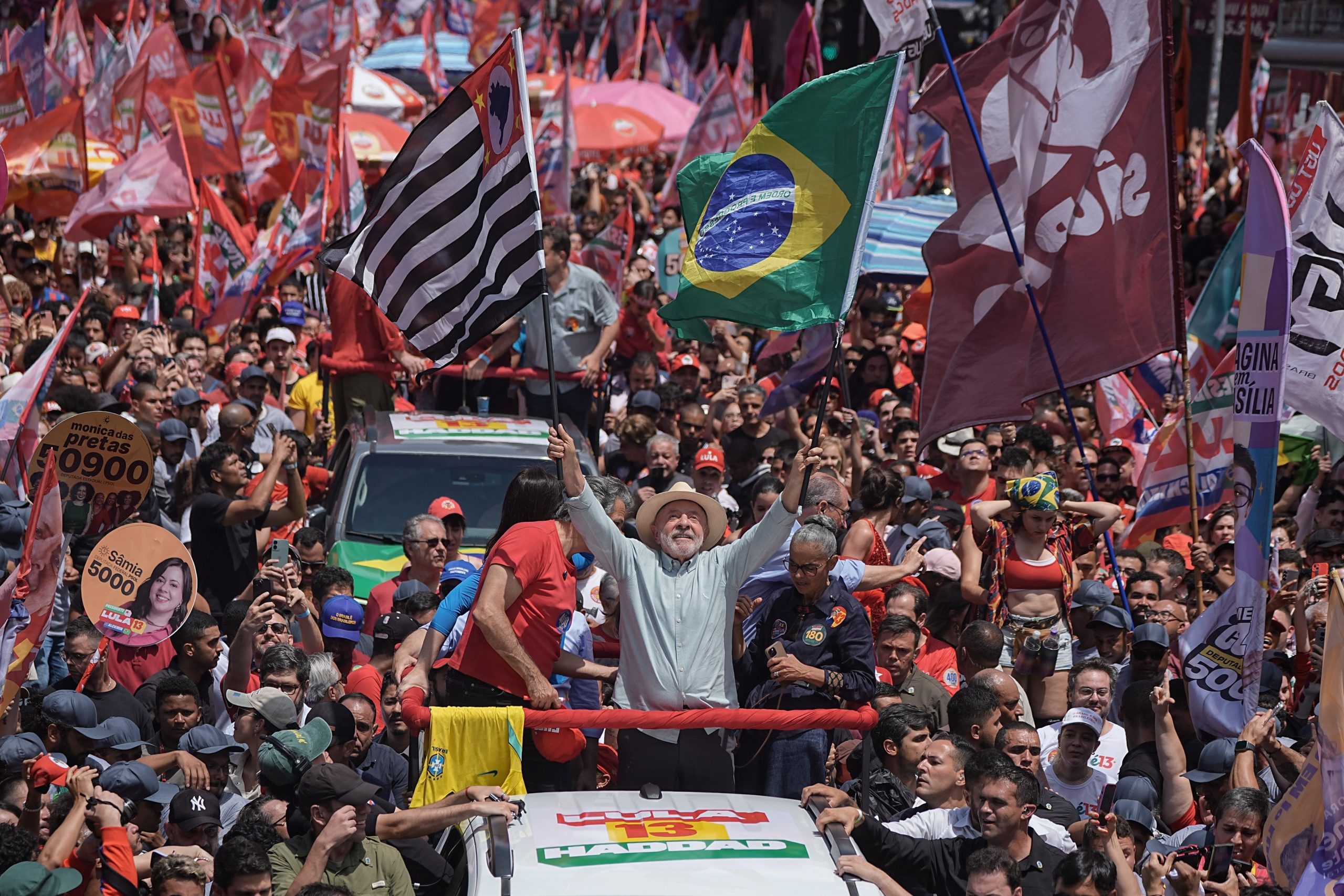  El presidente brasileño, Luiz Inácio Lula da Silva (c), candidato a la reelección por el Partido de los Trabajadores, ondea una bandera nacional brasileña y una del estado de Sao Paulo durante una caminata de cierre de campaña, en Sao Paulo, Brasil, el 3 de octubre de 2026. Lula da Silva y su principal adversario, Flávio Bolsonaro, cerraron el sábado sus campañas en el estado de Sao Paulo, el más populoso e industrializado de Brasil, a un día de las elecciones generales
