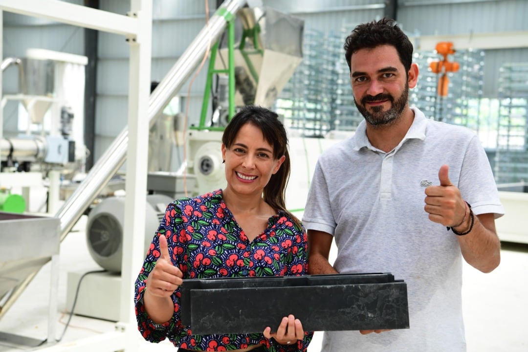  Isabel Cristina Gámez muestra los ladrillos que fabrica junto a su socio