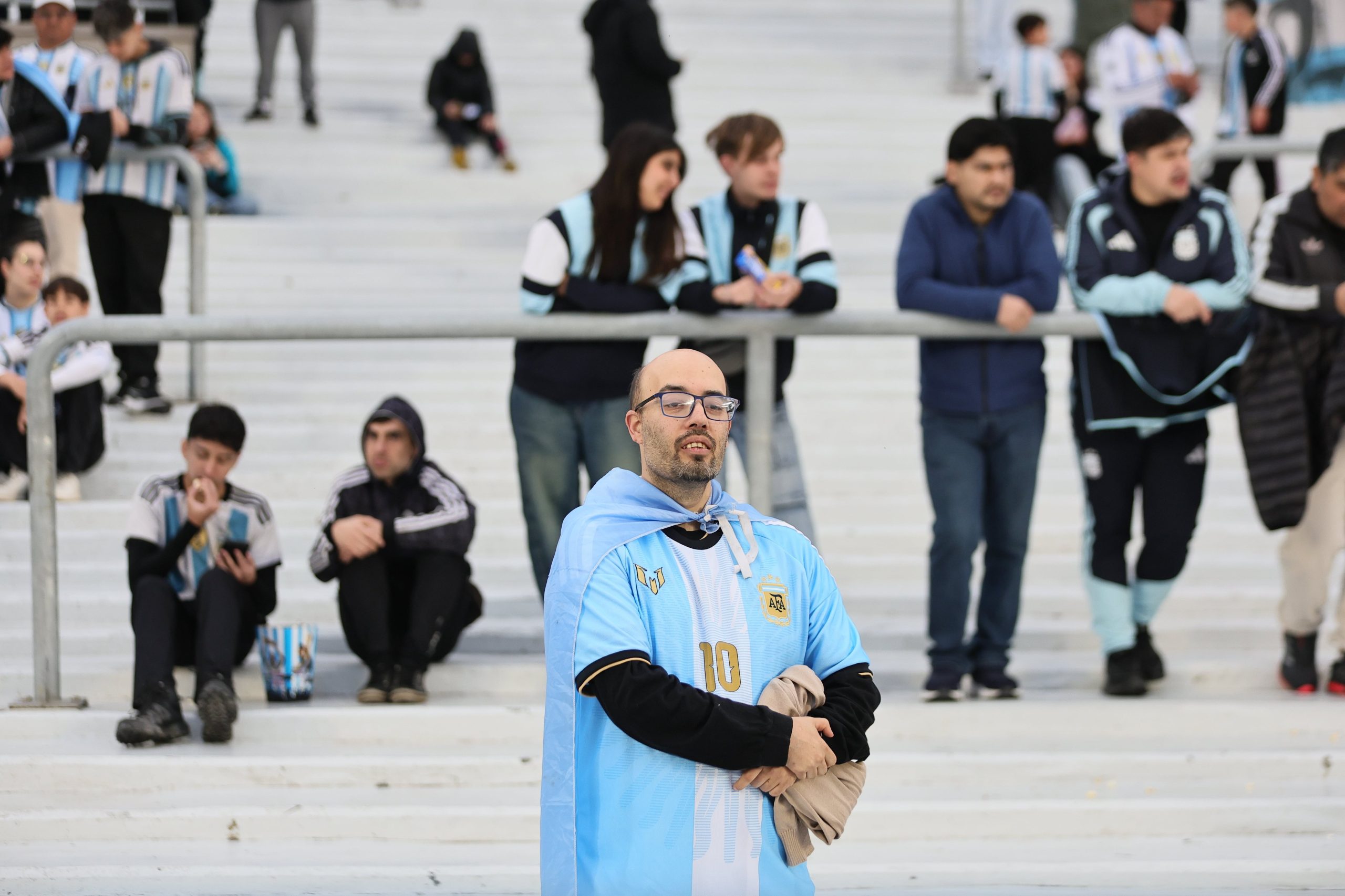 Los hinchas ya lucen la camiseta especial que la Argentina utilizará el partido del martes ante Benín, en la despedida de Lionel Messi