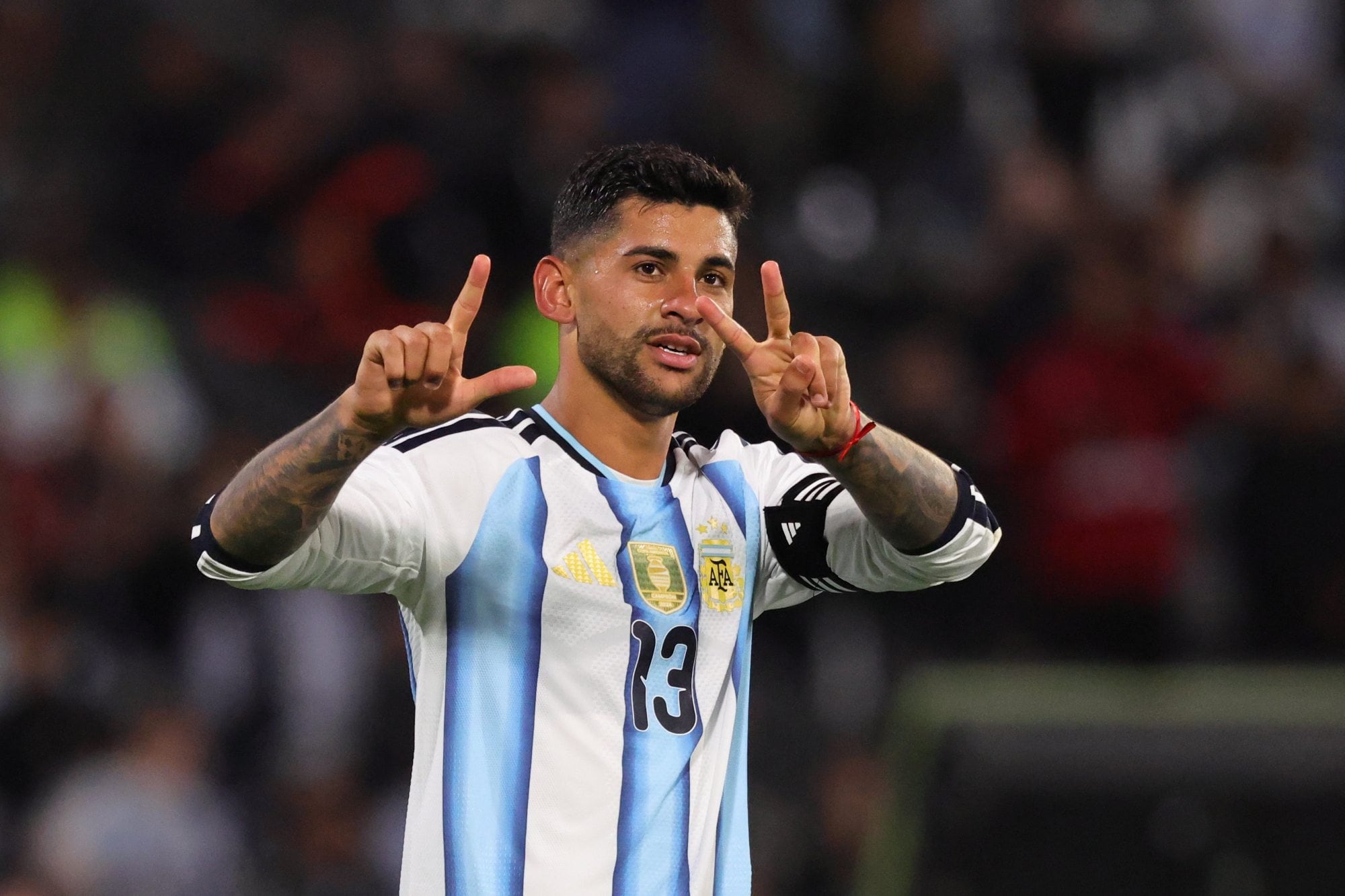 El día de su estreno con la cinta de capitán, además marcó un gol con la selección argentina