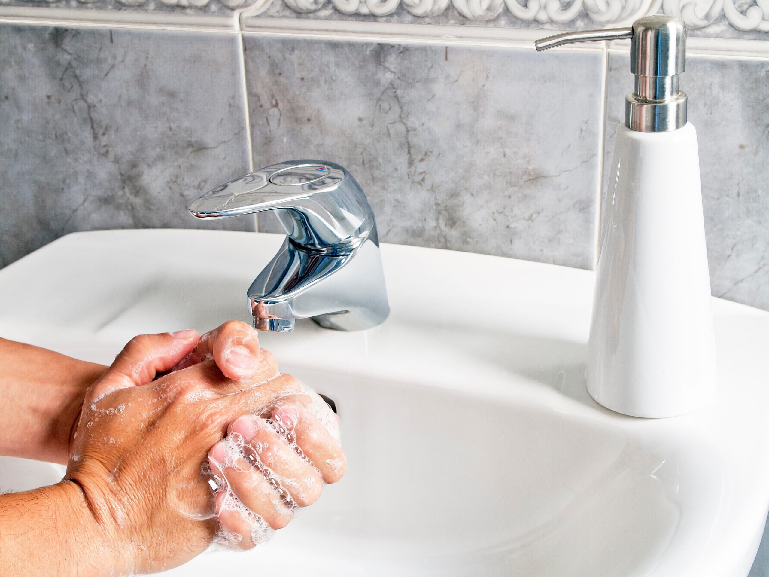 Lavarse las manos con agua y jabón ayuda a cortar la transmisión de microorganismos responsables de distintas enfermedades. (Foto: Adobe Stock)