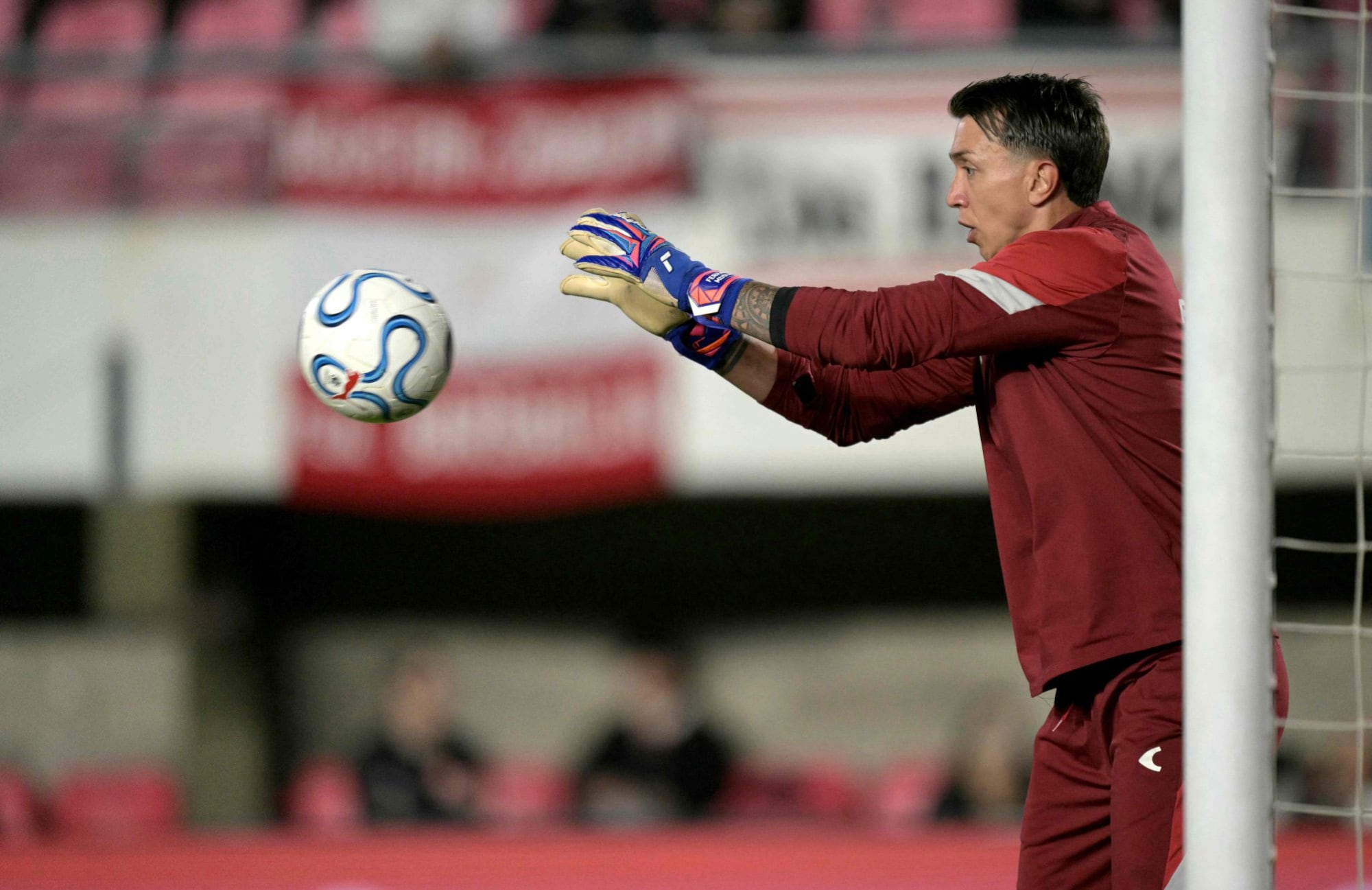 Fernando Muslera, el arquero titular de Estudiantes en el calentamiento previo al partido con Flamengo en La Plata