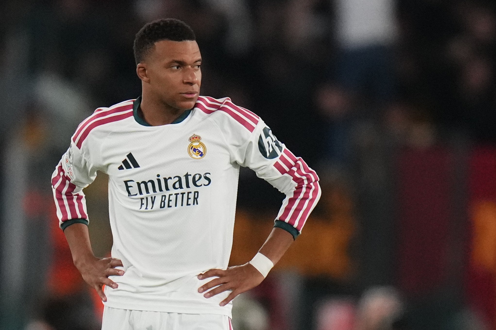 Luego de vencer a Roma en Italia por la Champions League, Real Madrid y Kylian Mbappé salen a la cancha para enfrentarse con Sevilla por la liga de España.