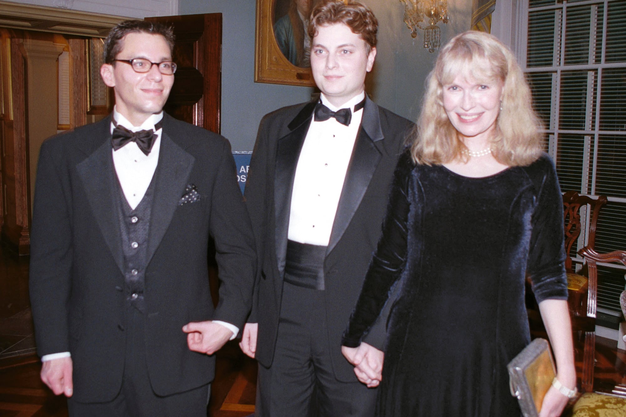 Junto a sus hijos Fletcher y Lukas en los Premios del Centro Kennedy de 1998, celebrados el 5 de diciembre de 1998 en Washington