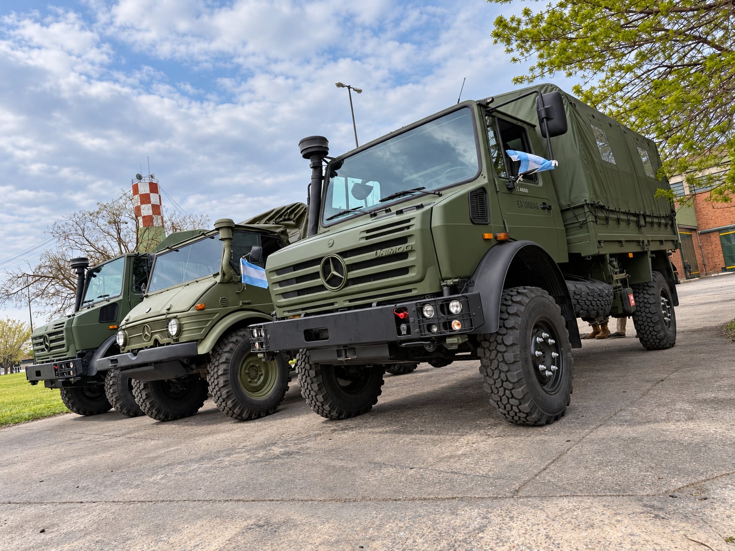 El nuevo Mercedes Benz Unimog U4000 junto a su antecesor 