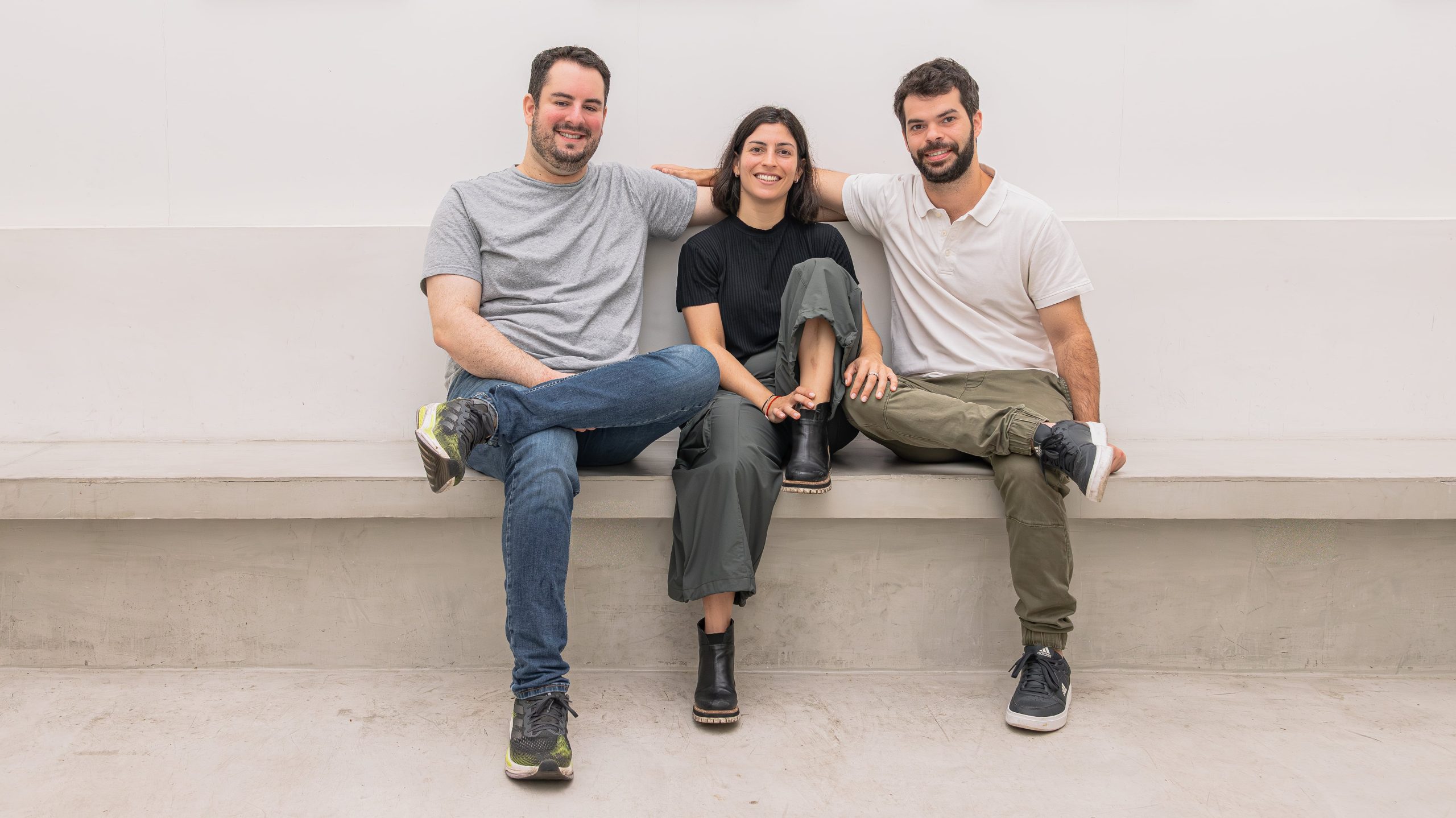 Los tres socios: Fernando (quien trabajó cinco años en Rapa Nui), Sol y Lucas.