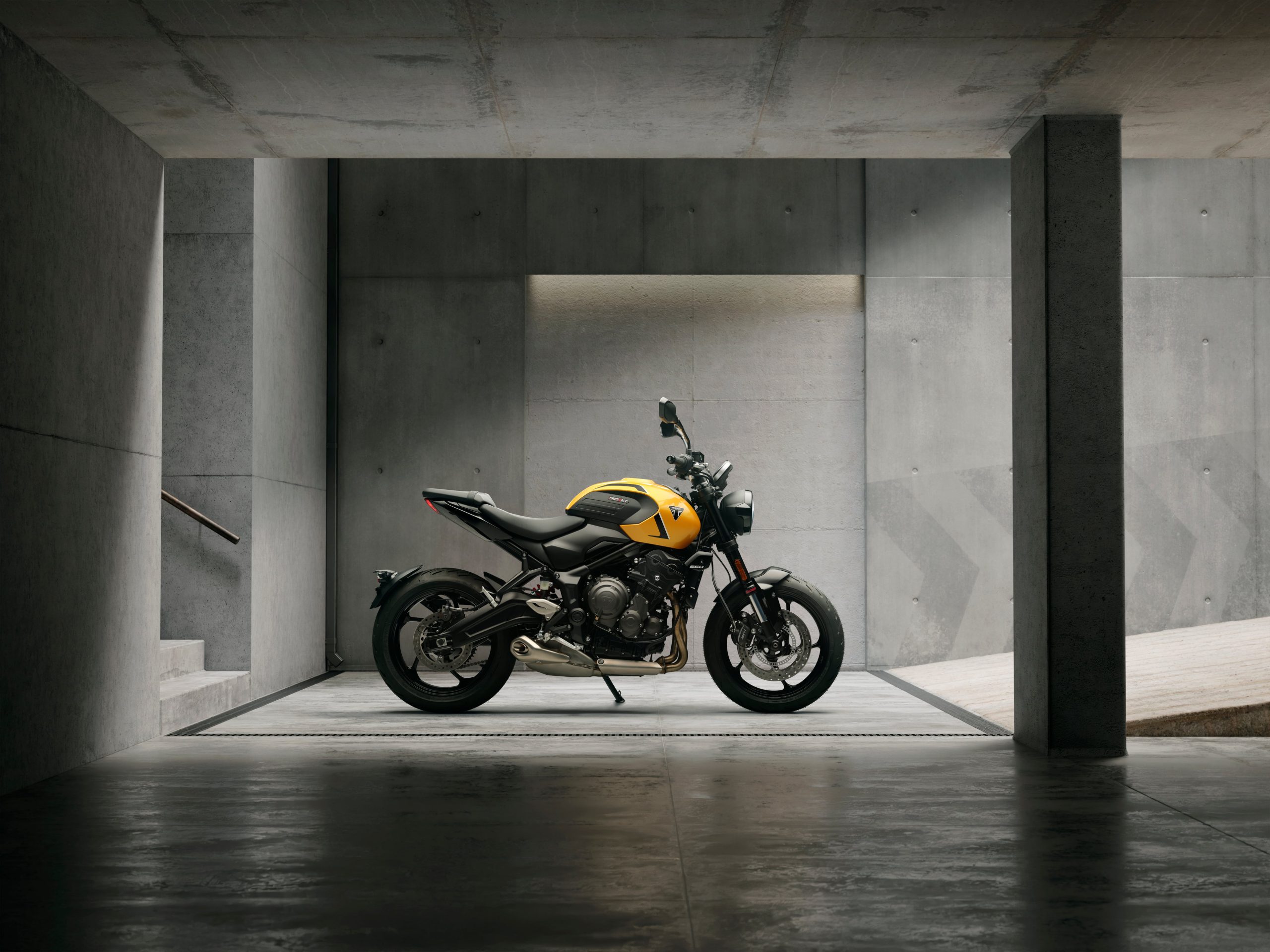 La Trident 660 está disponible en Cosmic Yellow, Stone Grey y Snowdonia White