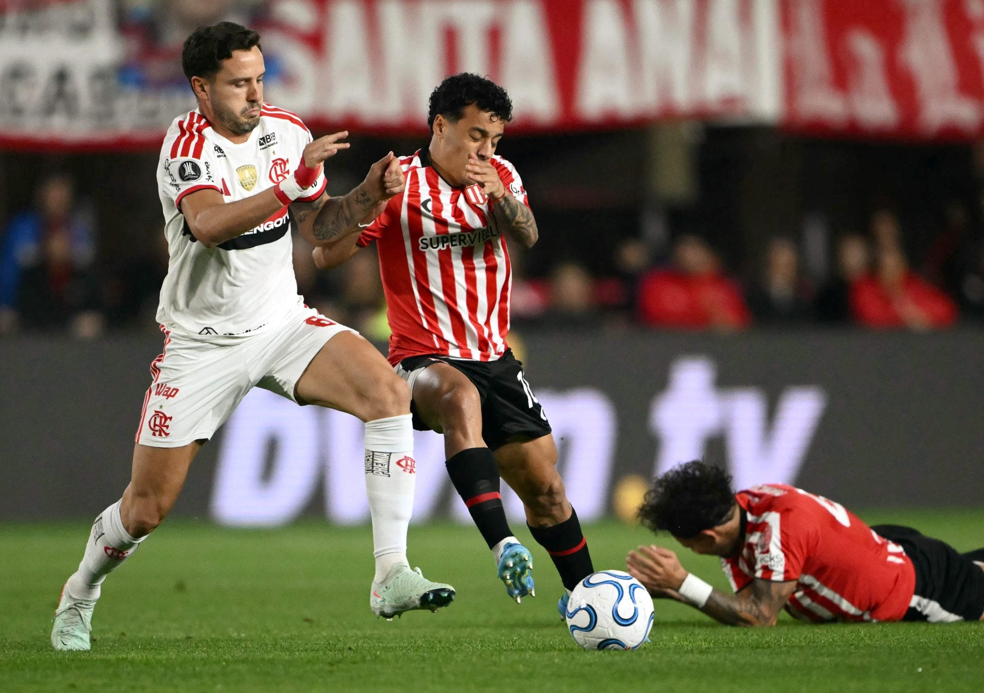 Saúl y Tiago Palacios se disputan la pelota  durante el partido entre Estudiantes y Flamengo por las semifinales de la Copa Libertadores