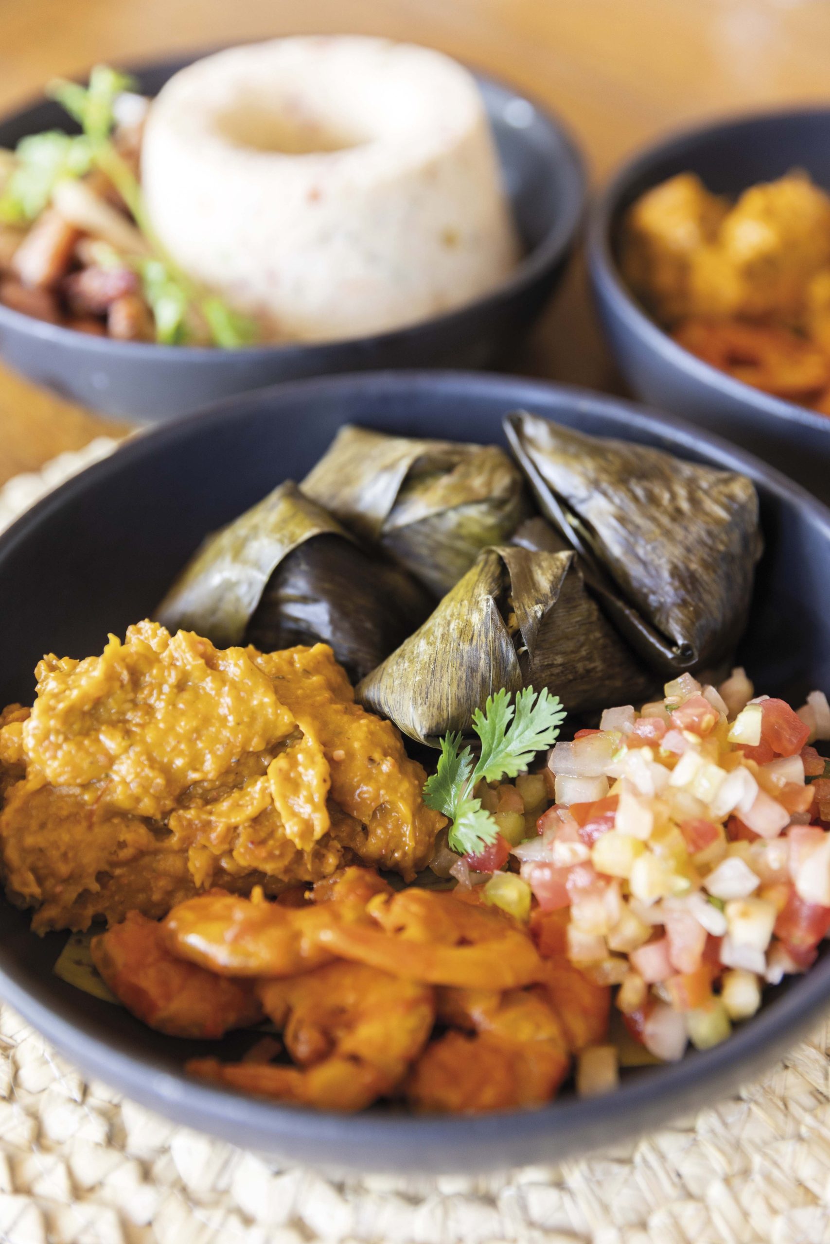 Abará envuelto en hoja de bananeira, servido con camarón seco como marca la tradición bahiana, en Dona Mariquita.