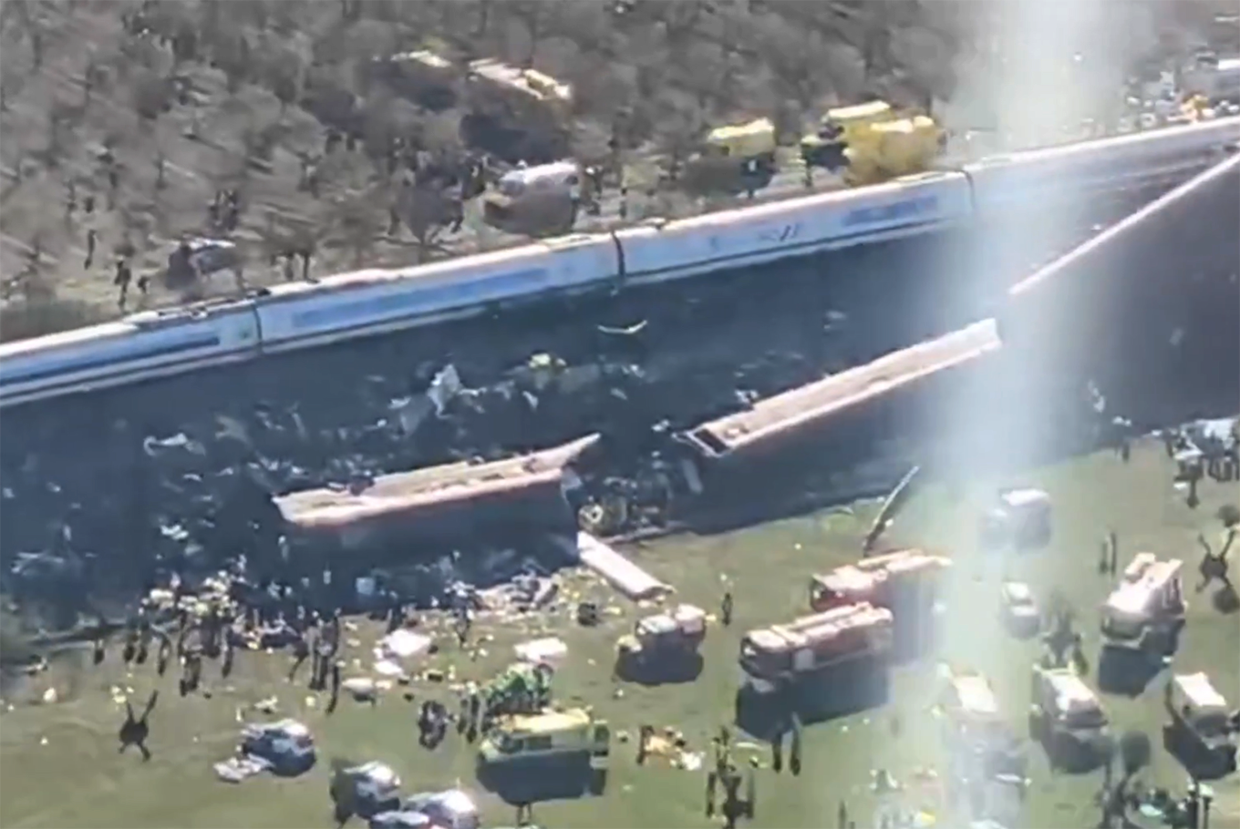 Equipos de rescate españoles registran los trenes con la esperanza de encontrar supervivientes