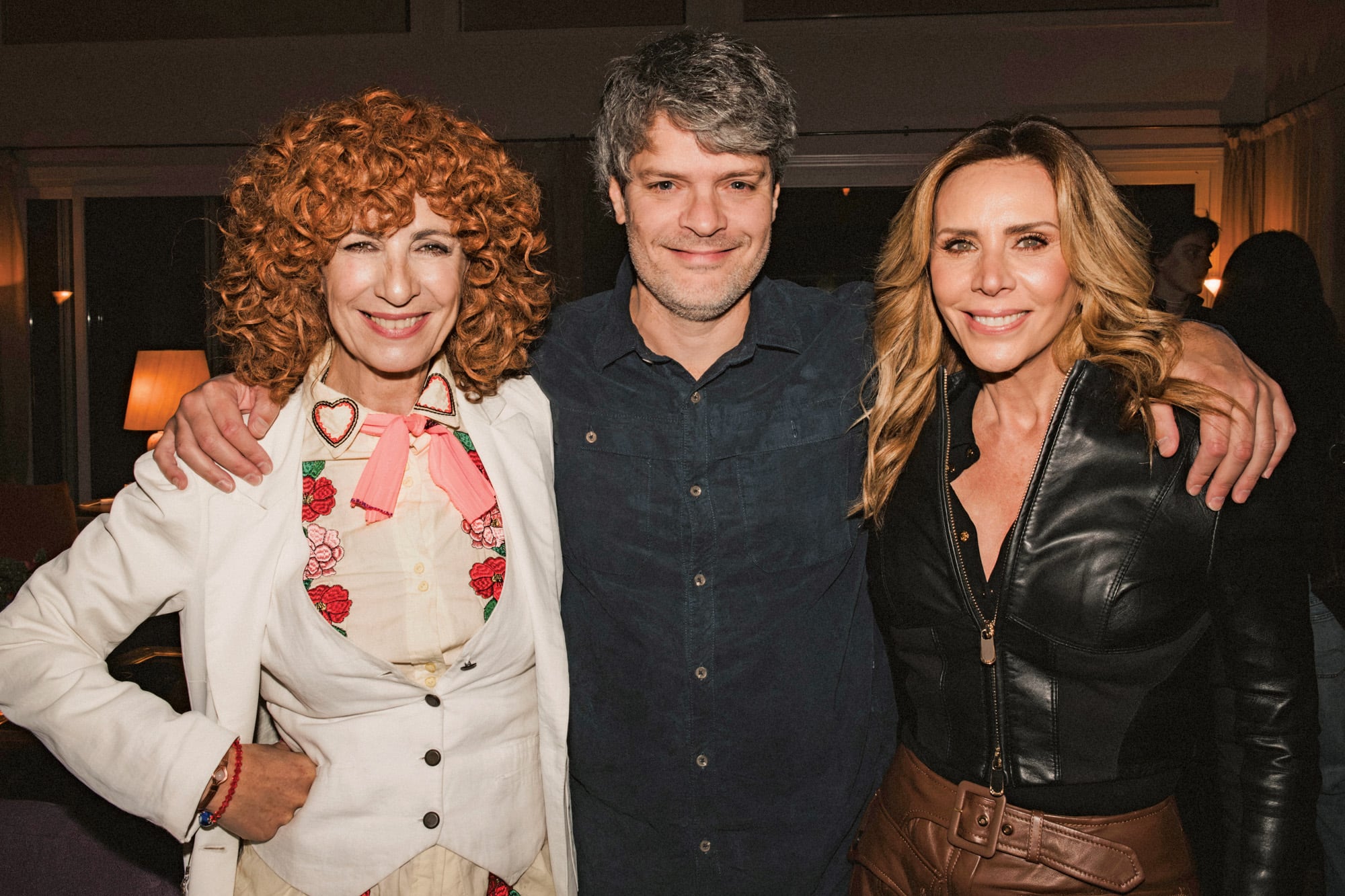 Las actrices Silvana Sosto y Adriana Salonia (compañera de elenco de Teresa en Otras palabras) posan sonrientes junto a Edo Costantini