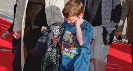 “Lo amo. Es mi héroe”. Tiene 34 años, es hijo de una de las figuras más célebres del cine y vive un gran momento en su carrera de actor