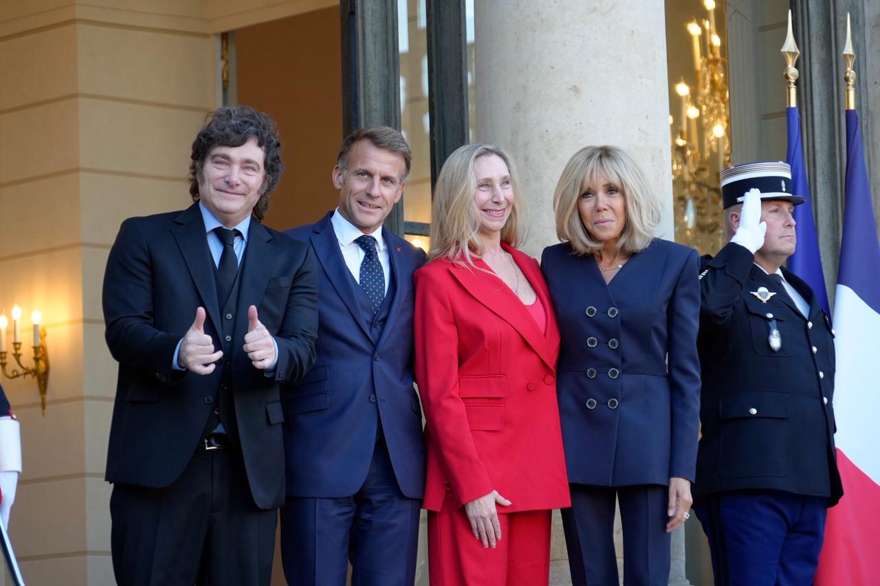 Javier Milei y Emmanuel Macron con Karina Milei y Birgitte Macron en el Palacio Elíseo. (Foto: Presidencia)