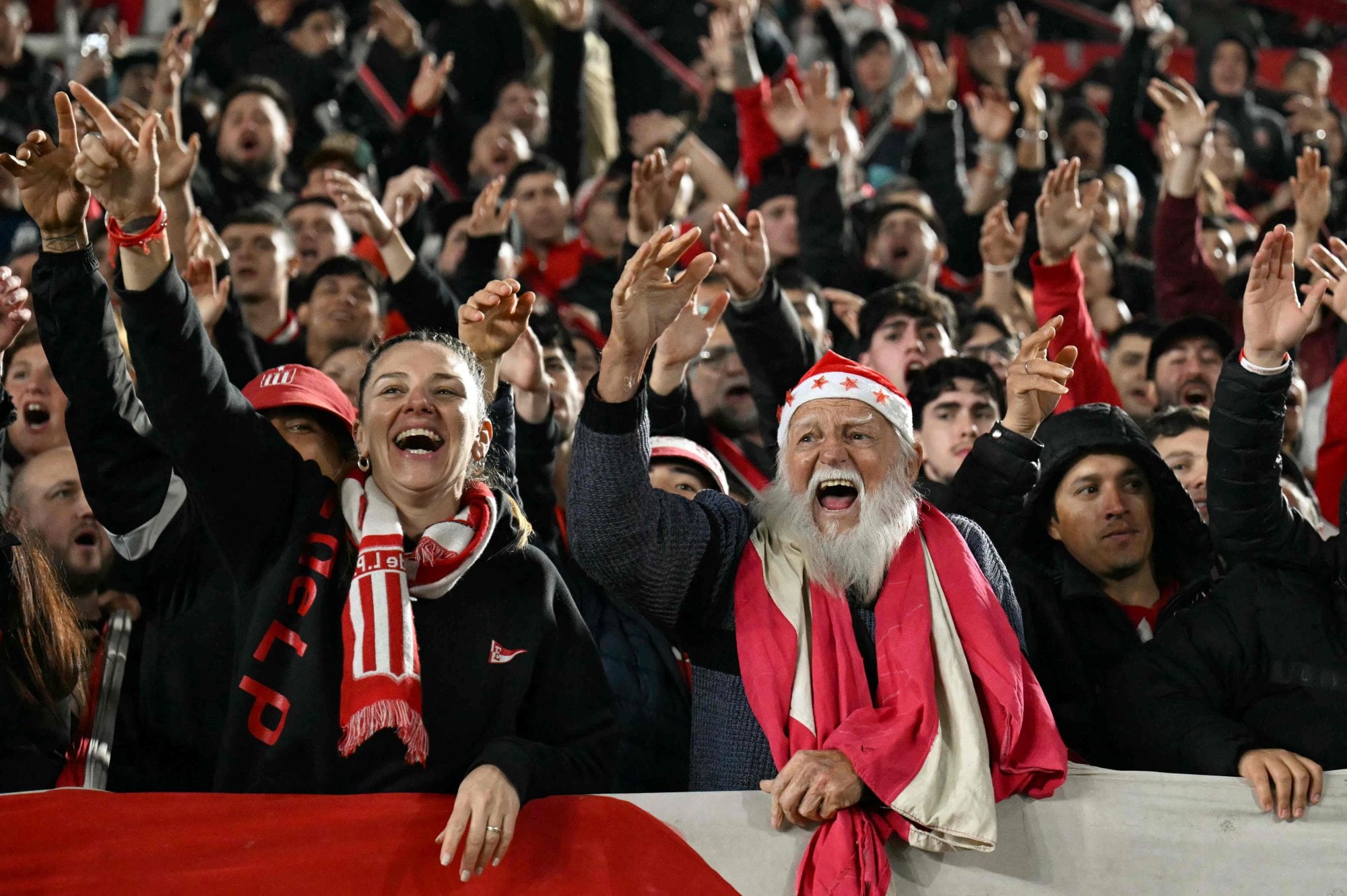 Los fanáticos de Estudiantes se hacen sentir antes del inicio del partido por la Copa Libertadores ante Flamengo, en La Plata
